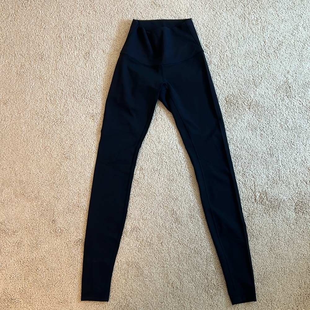 Women’s Lululemon wunder under size 4 black leggings